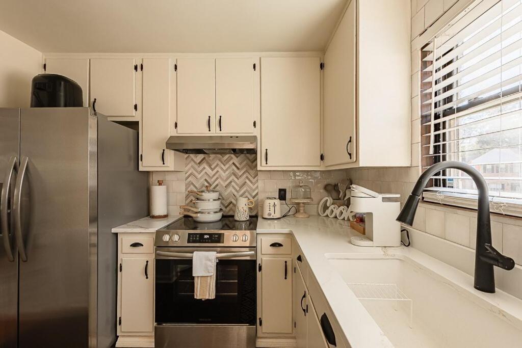 Cozy Townhome Retreat With King Bed Near I-10, Capitol, Fsu & Famu タラハシー エクステリア 写真